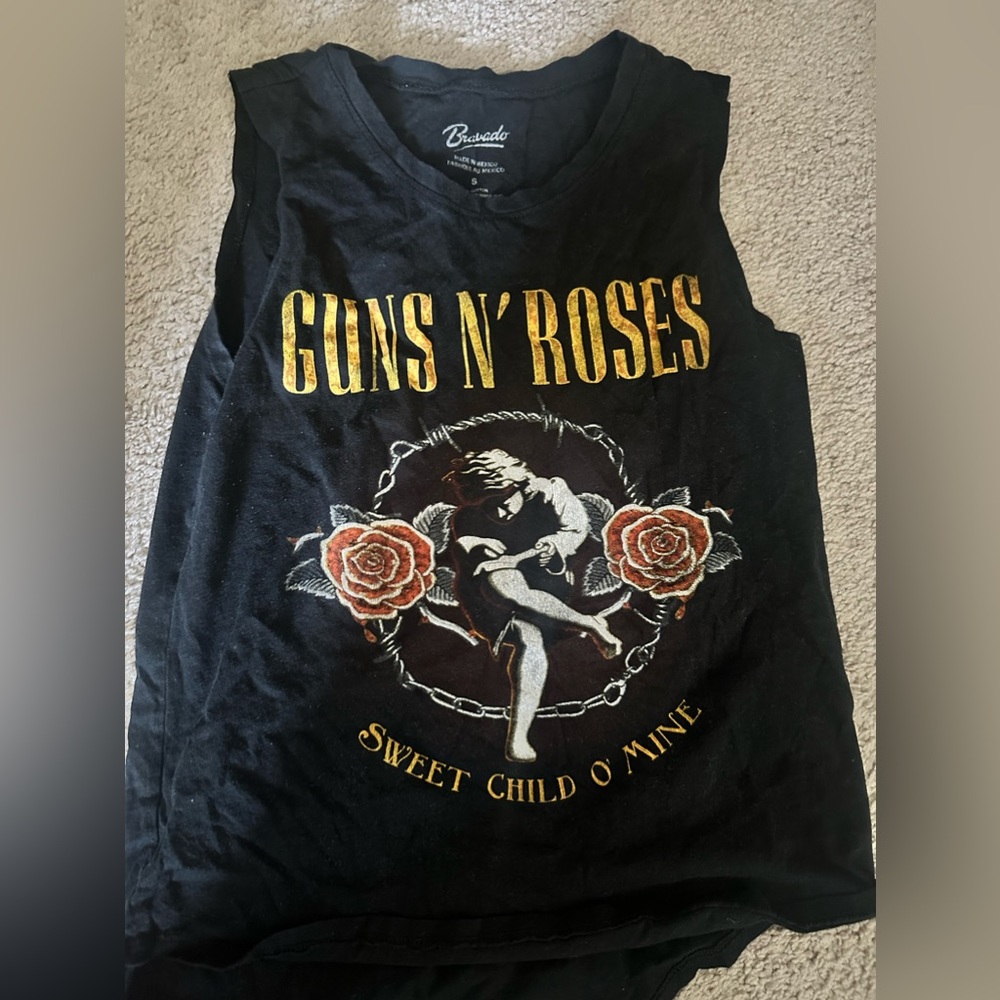 Small guns and roses t-shirt.